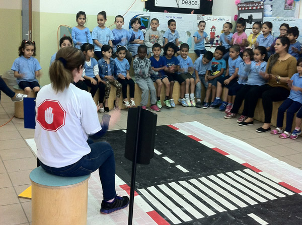 بالصور: فعالية "أقطع بخط مستقيم تصل معافى وسليم" في مدرسة الزهراء بيافا